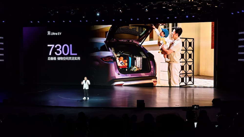 宋Ultra EV 15.19万起售!全系搭载刀片电池、云辇-C,还送一年闪充