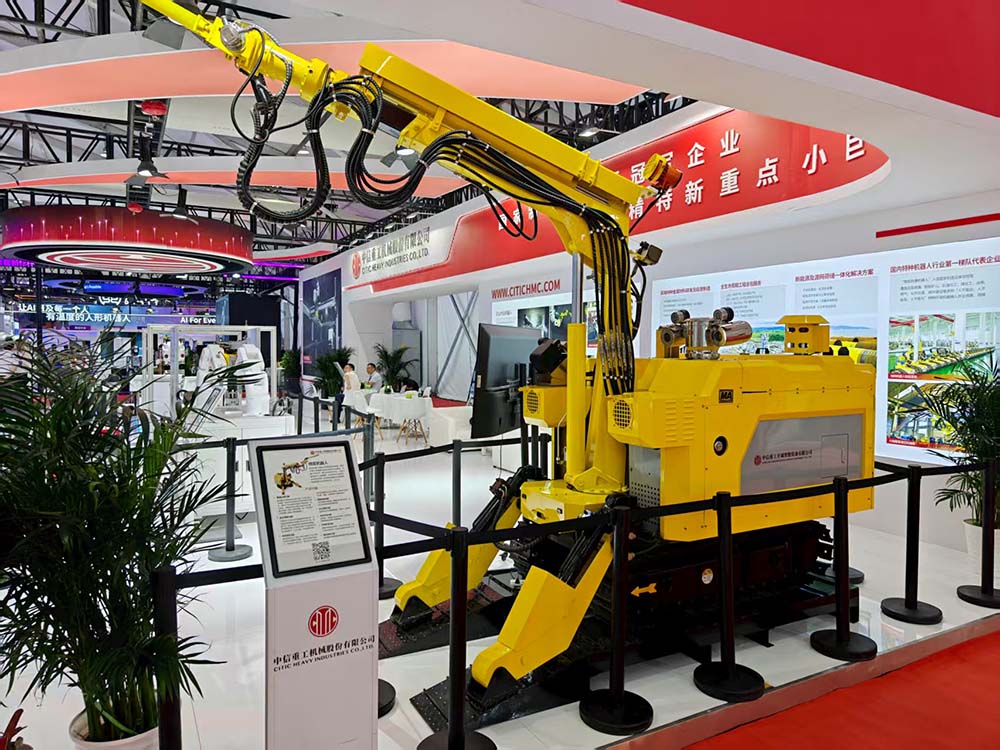 最贵97万搬回家，人形机器人天团涌入北京！暴走2万步玩命逛完，亮点都在这了