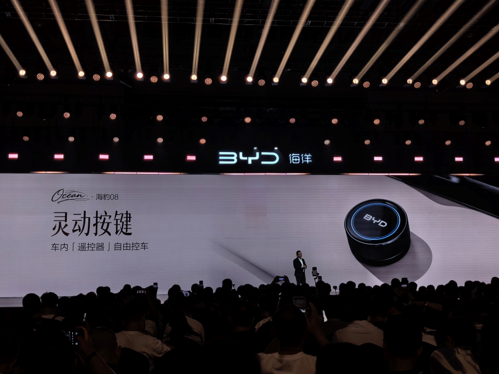 比亚迪海洋旗舰家轿19.69万起开卖！云辇-A、后轮转向、天神之眼B全上车