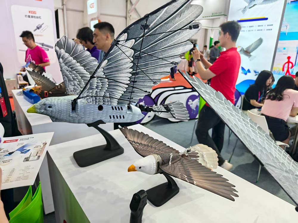 最贵97万搬回家，人形机器人天团涌入北京！暴走2万步玩命逛完，亮点都在这了