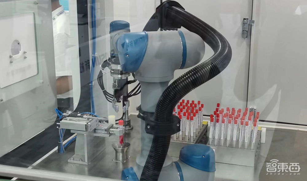 邓丽君现场“复活”!130只机器狗群舞,世界机器人大会7大亮点揭秘