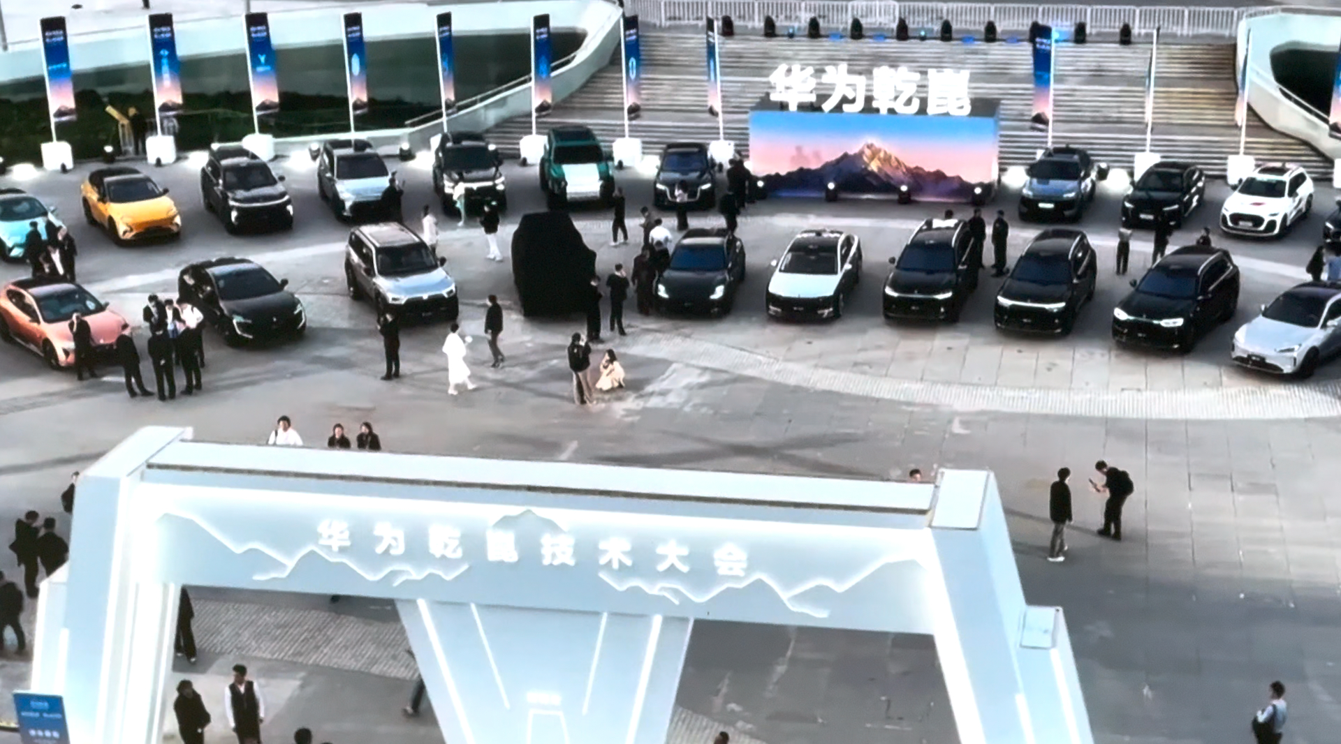 华为乾崑“两境”齐亮相！38款合作车成小车展，呼吁L3落地
