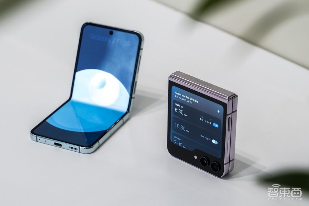 三星折叠屏旗舰Galaxy Z系列国内发布,外屏交互秀新玩法,7499元起
