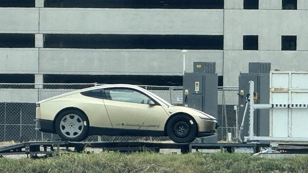 马斯克剧透特斯拉四款AI芯片！无人出租拿掉方向盘明年量产，即将国内首秀