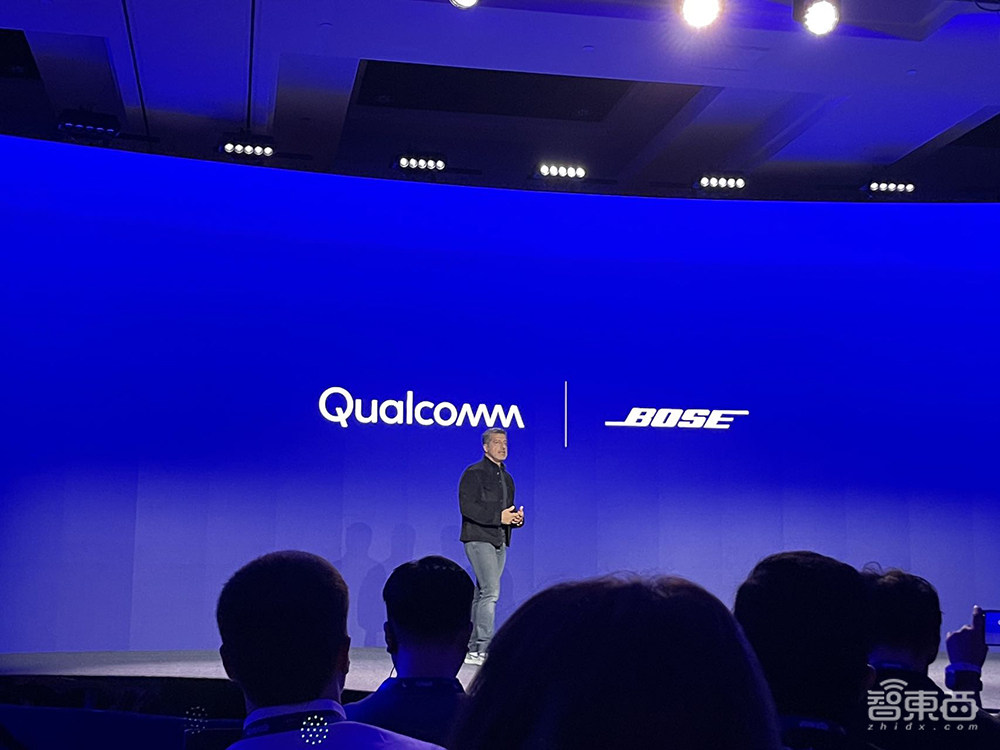 高通甩出最强芯片三件套！手机跑100亿参数大模型，PC芯片逆袭苹果英特尔