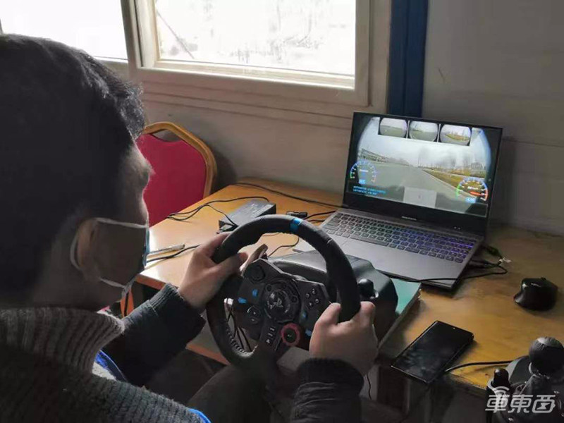 低速无人车集体上阵抗疫!扫地杀毒测体温,送药送菜真暖心