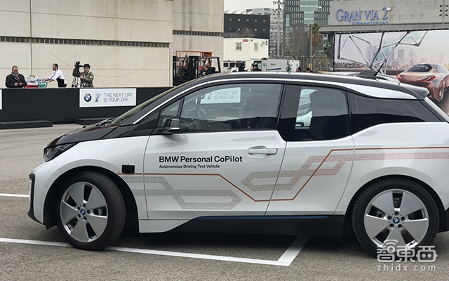 奔馳搭臺授課寶馬圈地跑無人車，MWC汽車科技大起底