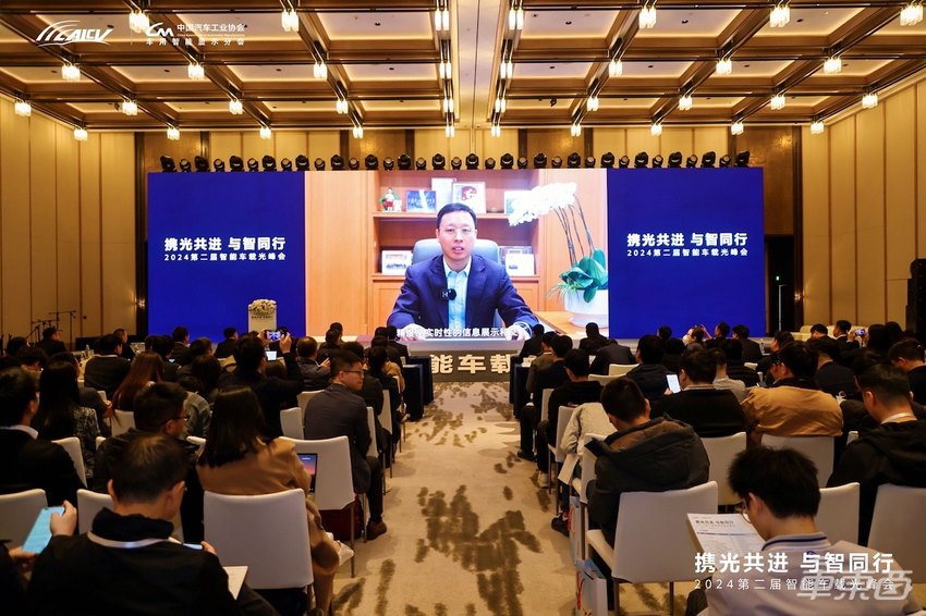 第二届智能车载光峰会举行，华为首批智能车载光认证合作伙伴完成签约