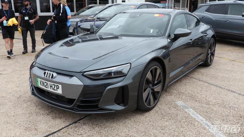 外媒试驾奥迪e-tron GT:与保时捷Taycan同平台打造,零百加速仅需4.1秒