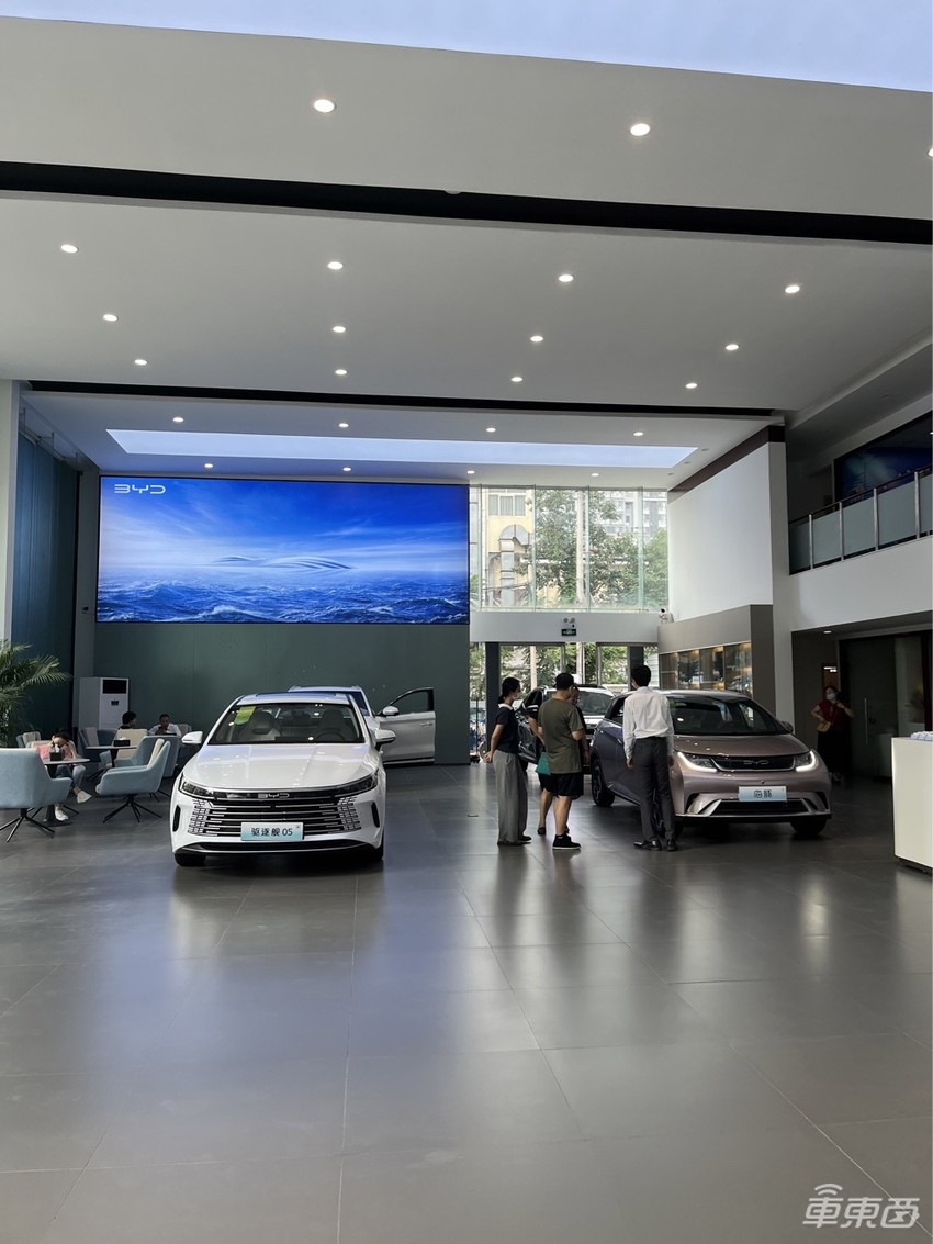 6万人等提车,特斯拉平替,比亚迪海豹有这么火?