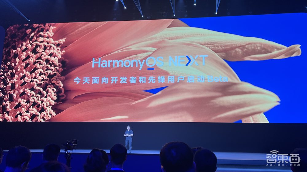 中国人自己的操作系统!余承东掏出纯血鸿蒙,华为AI大招硬刚苹果