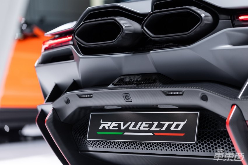 兰博基尼最强插混组合，超豪华SUV Urus SE和跑车亮相成都车展