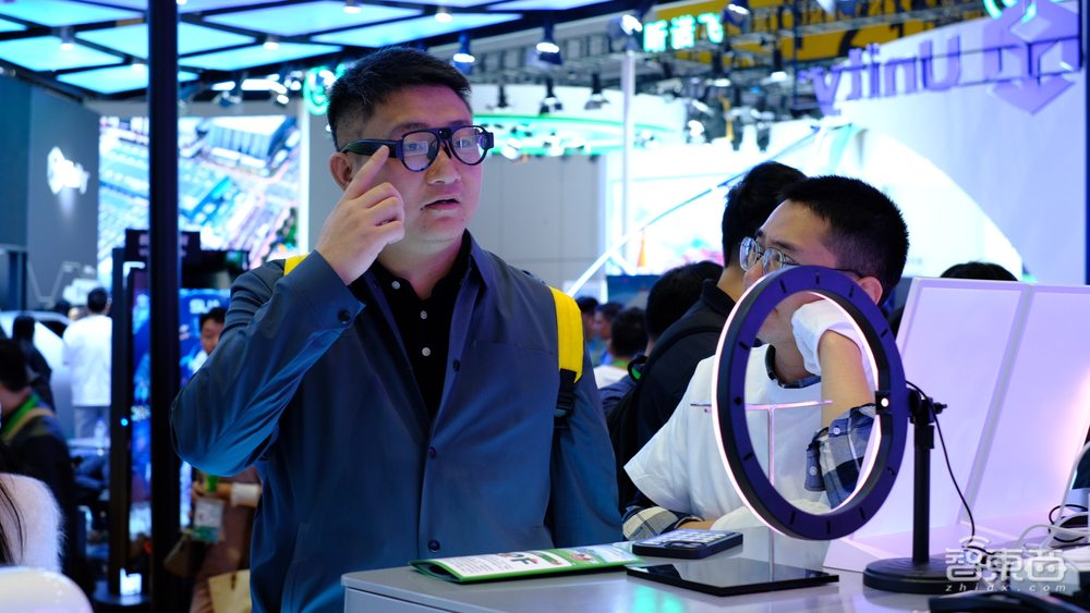 获阿里投资,真全天候智能眼镜亮相进博会,对话创始人张慧敏