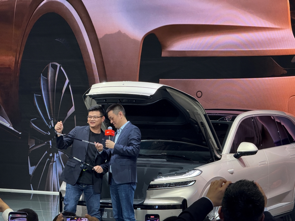 上海车展首日:雷军没来小米展台仍爆满,余承东预言新车“大爆”,何小鹏忙着遛“人”