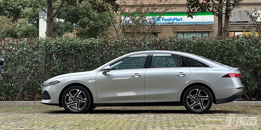 好看,好开,好便宜!试驾荣威新能源轿车D7