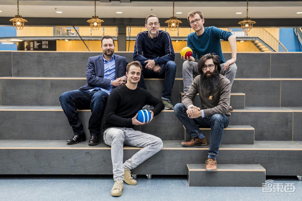 医院变乐园?球形机器人成患者游戏伙伴,还能当厨房清洁工