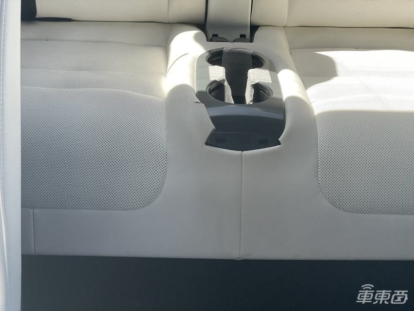 新款Model X或提前交付！内饰细节再曝光，第二排有8寸大屏