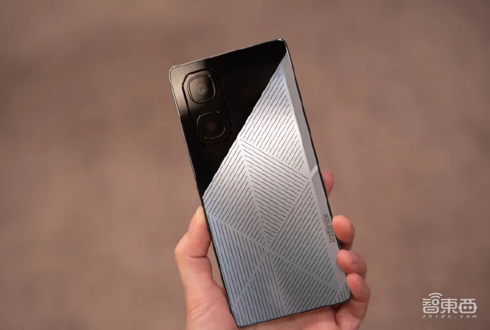 AI爆火MWC!AI OS席卷手机PC,国王点赞荣耀华为,中国企业霸场
