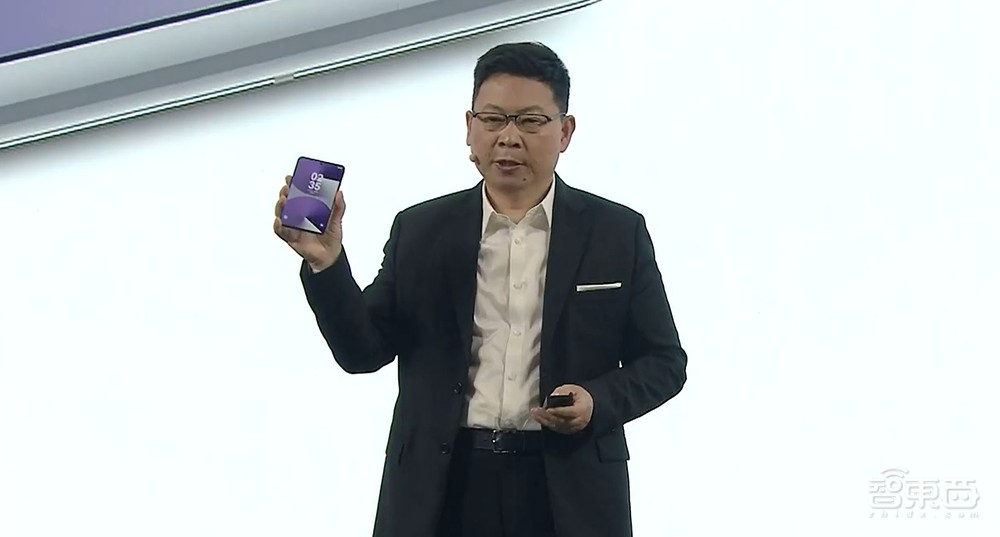 刚刚,余承东掏出纯血鸿蒙折叠机,拥抱DeepSeek,微信大升级,华为鸿蒙电脑来了
