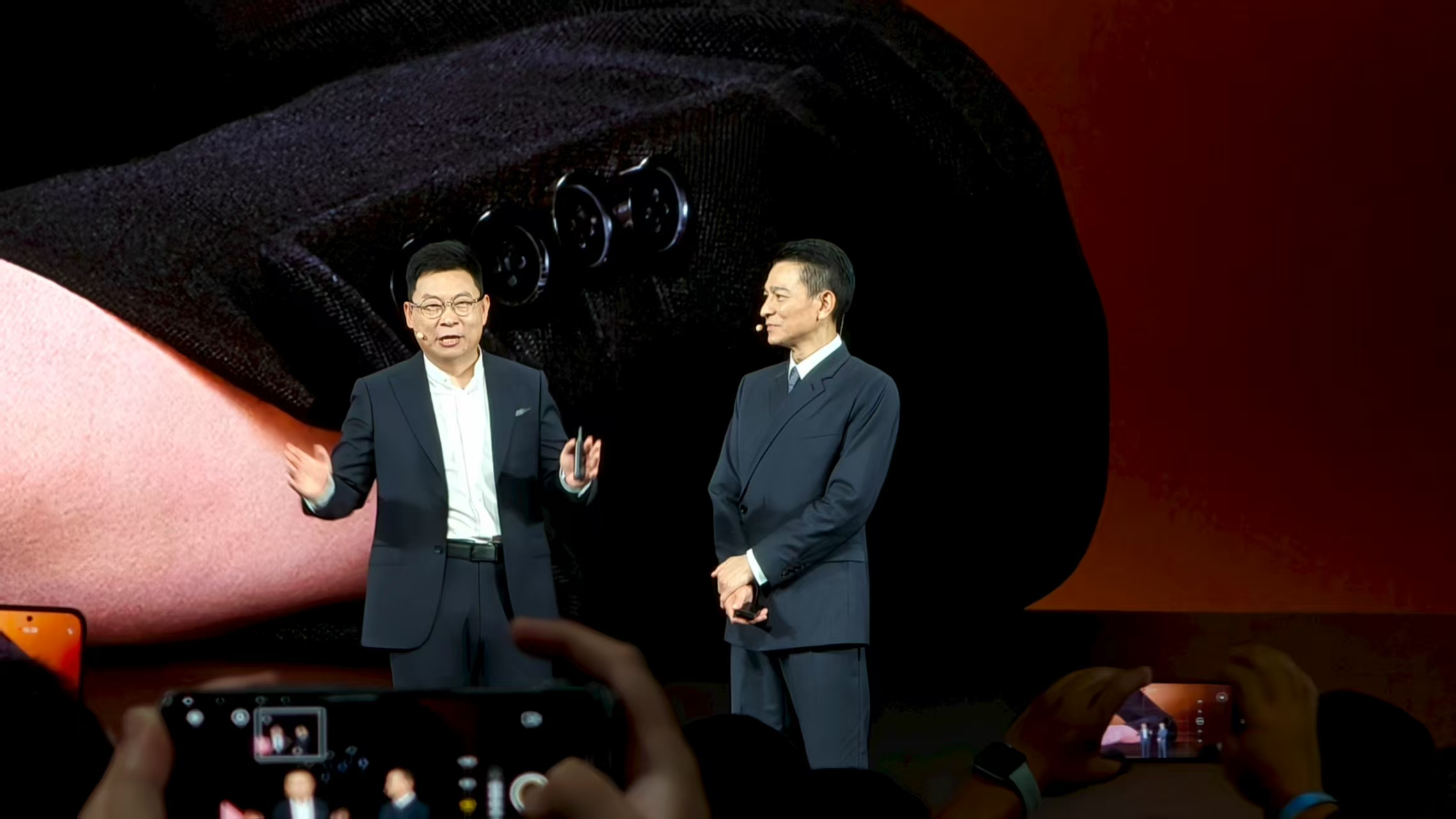 时隔4年,华为史上最强麒麟9020芯片回归!三折叠17999元开售,国产黑科技引爆全场