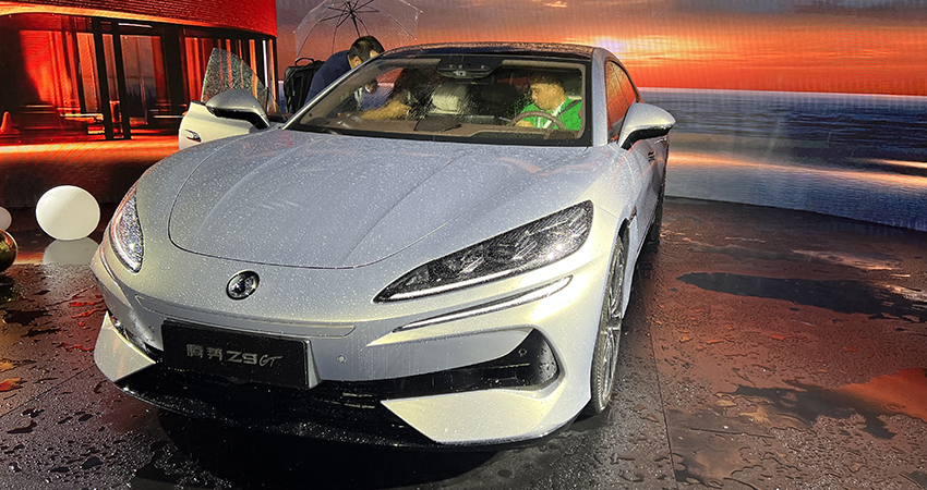 腾势Z9GT 33.48万开卖!能后轮转向、圆规掉头,还支持无图NOA