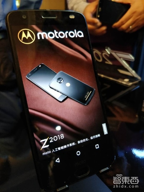 整套售价9999! 这是联想最贵最硬的MOTO手机