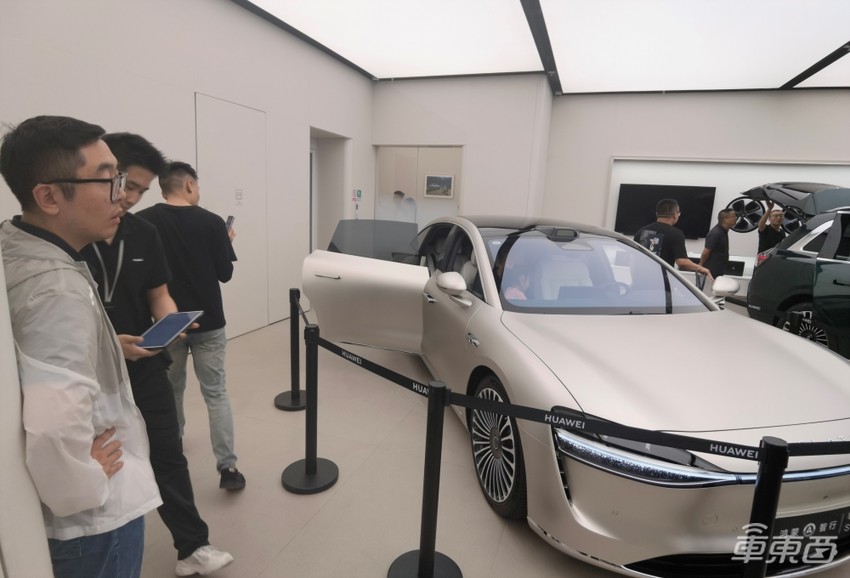 谁在看享界S9?实探北京两家门店,中年老板居多,家庭客户热情不高