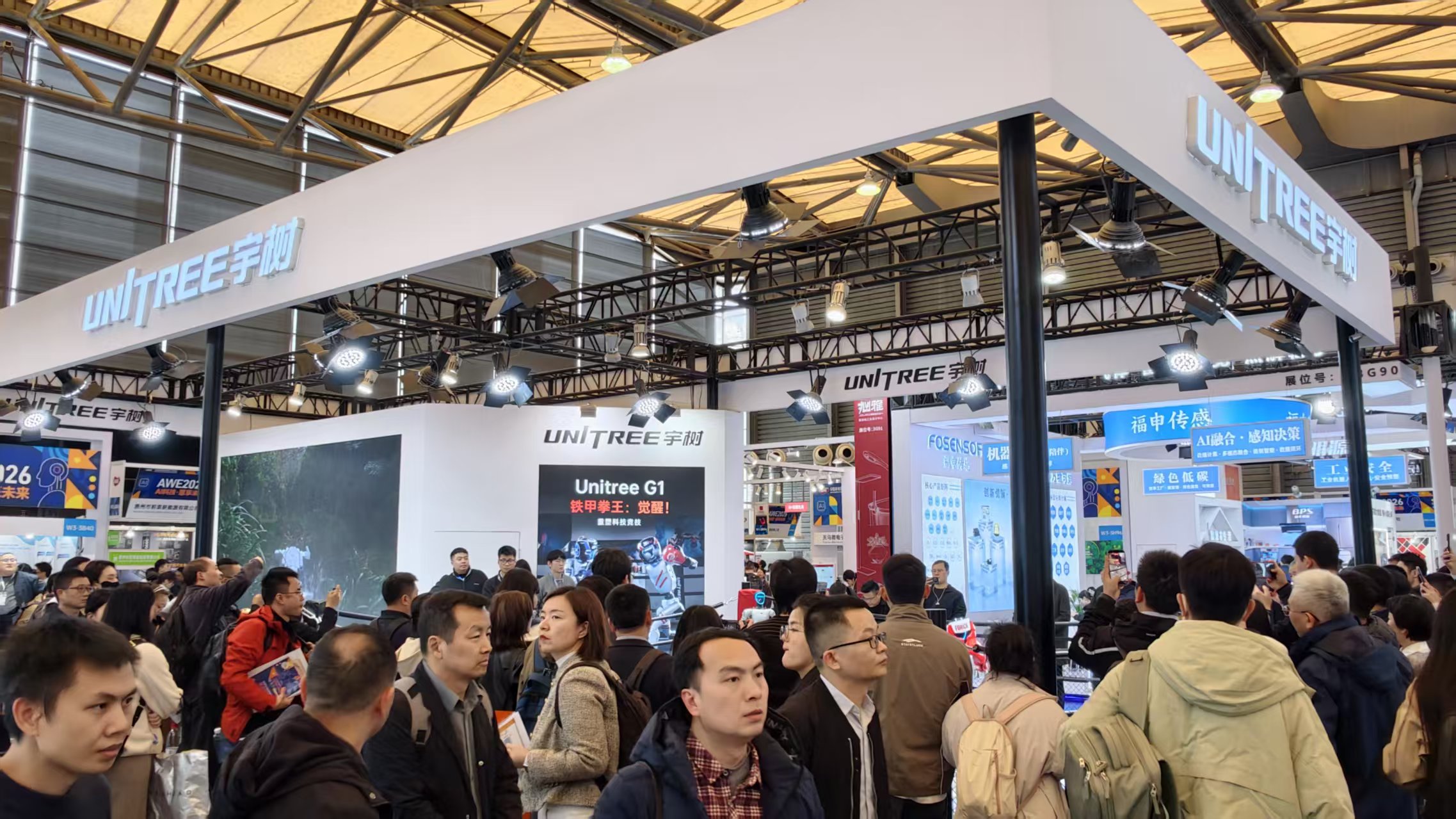 暴走两万步逛遍中国版CES!AI养龙虾、人形机器人火爆,追觅手机上手