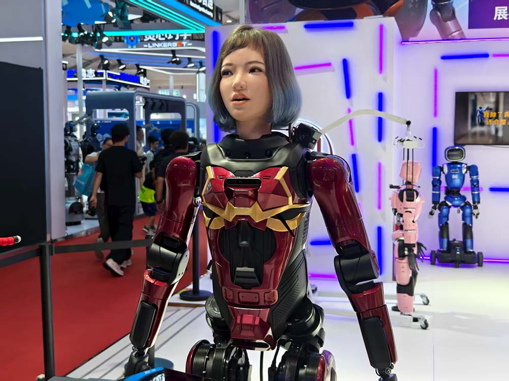 最贵97万搬回家,人形机器人天团涌入北京!暴走2万步玩命逛完,亮点都在这了