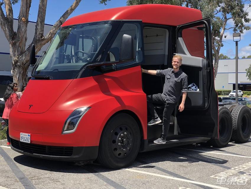 特斯拉电动卡车正式交付！拉37吨货跑800公里，百事可乐第一个提车