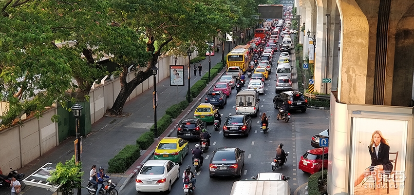 三天实地体验泰国出行：街道杜成狗 摩托狂炸街