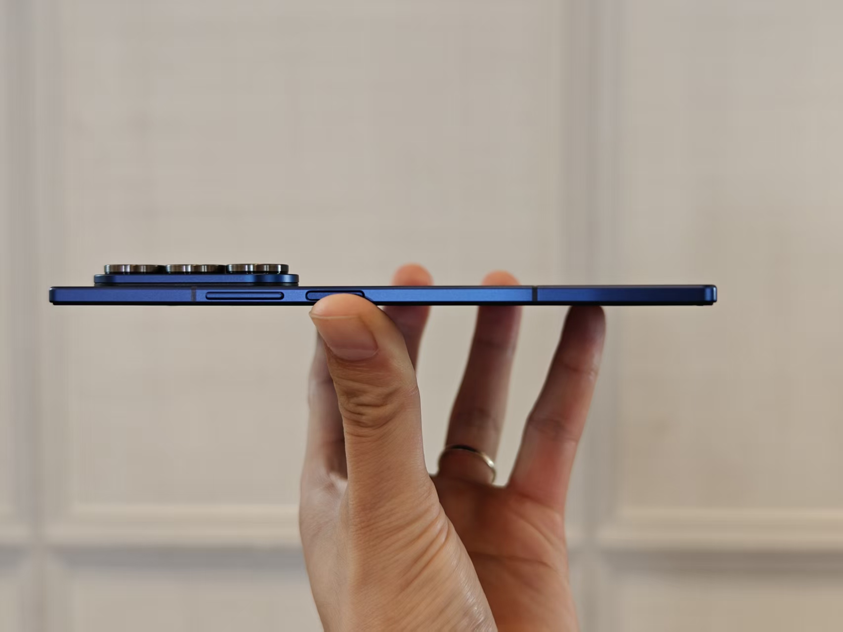 全球首發(fā)體驗！三星折疊屏Galaxy Z Fold7上手：太輕薄了，AI圈搜萬物