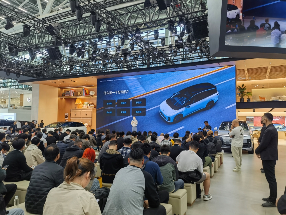 理想推出VLA充电功能！车辆可自主进出超充站，打通充电“最后100米”