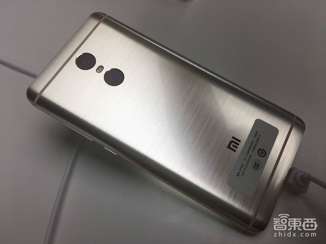 小米推红米Pro旗舰手机 请代言下探传统渠道