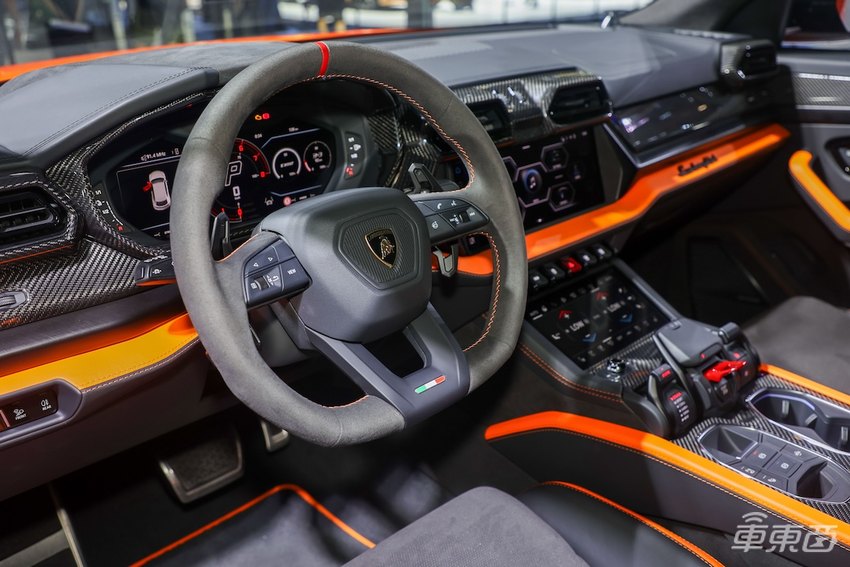 兰博基尼最强插混组合，超豪华SUV Urus SE和跑车亮相成都车展