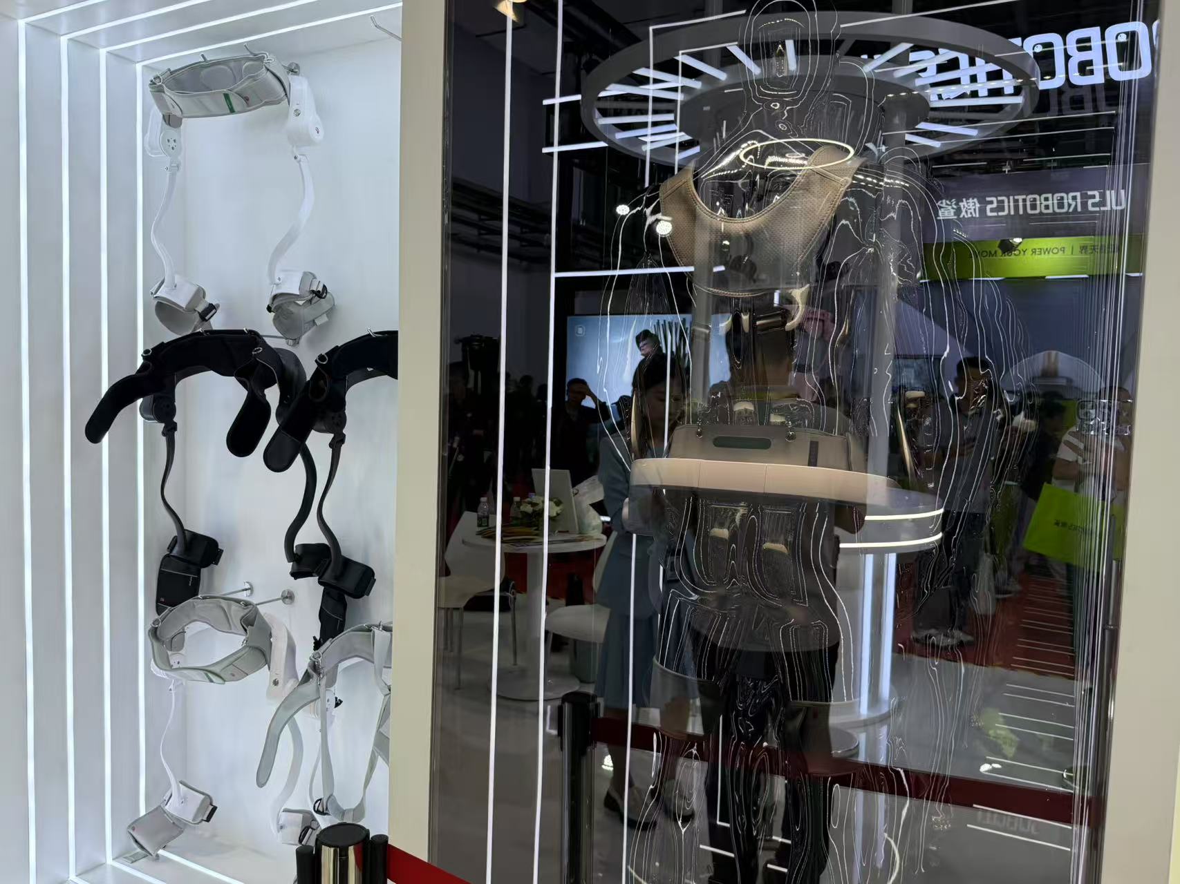 最贵97万搬回家，人形机器人天团涌入北京！暴走2万步玩命逛完，亮点都在这了