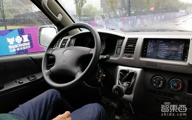 雨天体验自动驾驶:高精度定位把无人车“摁”在道路中间