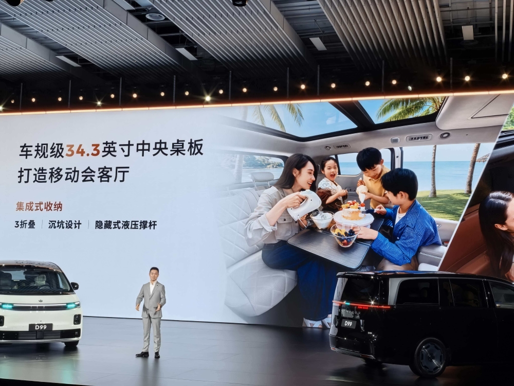 25万入手旗舰MPV！零跑又掀桌子了，朱江明喊话对标埃尔法
