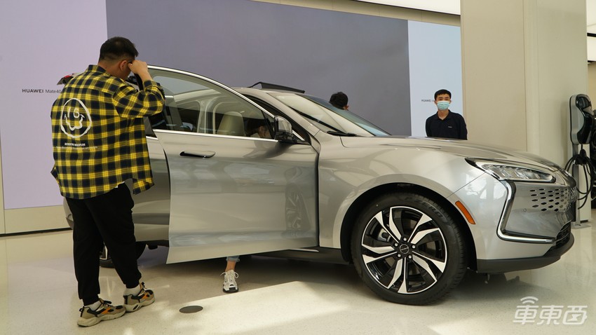 华为卖车有多火？一天超百人试驾，销售都不够用了