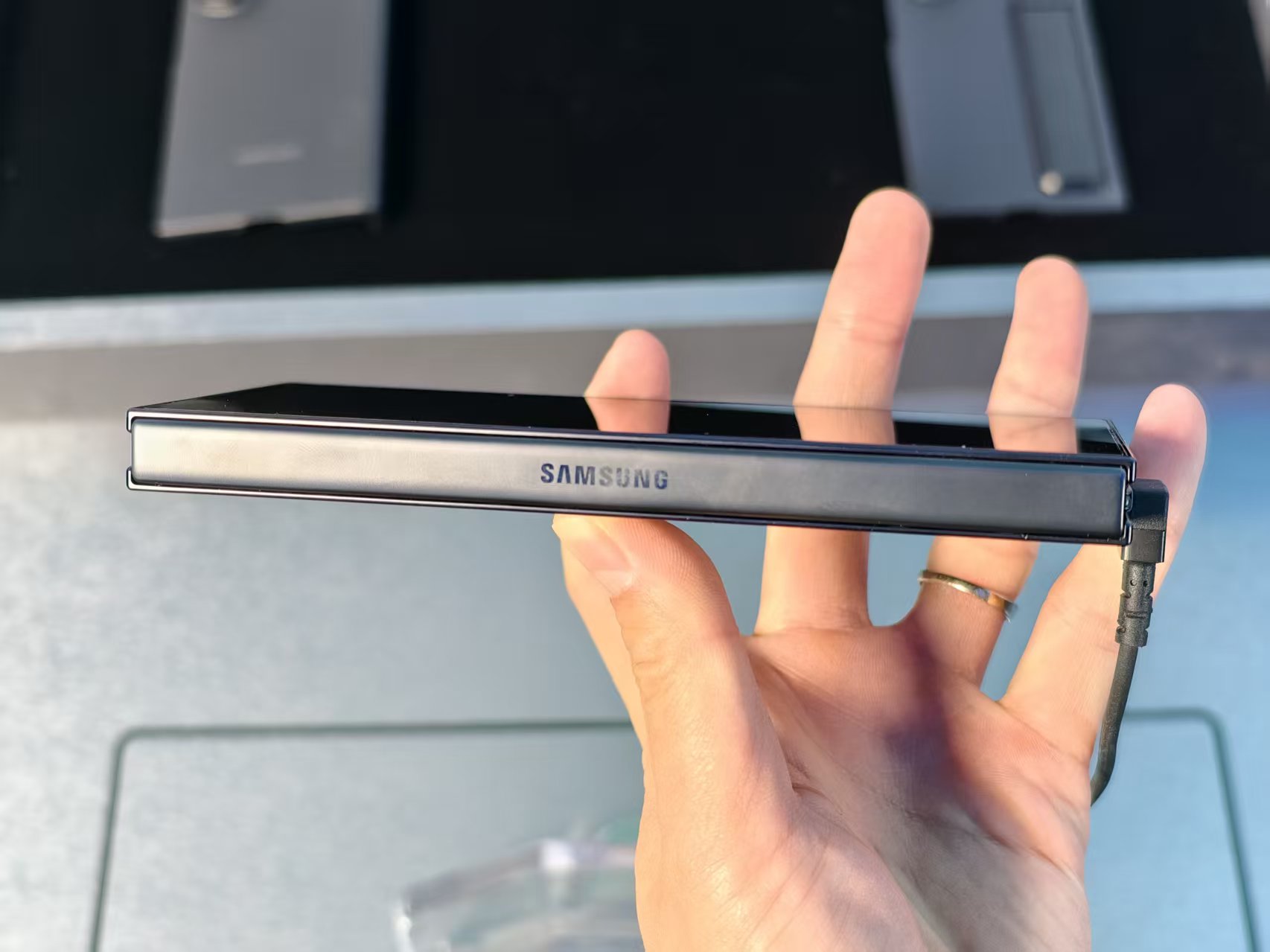 中国首秀！19999元的三星三折叠来了，真机上手体验，屏幕交互有点惊艳