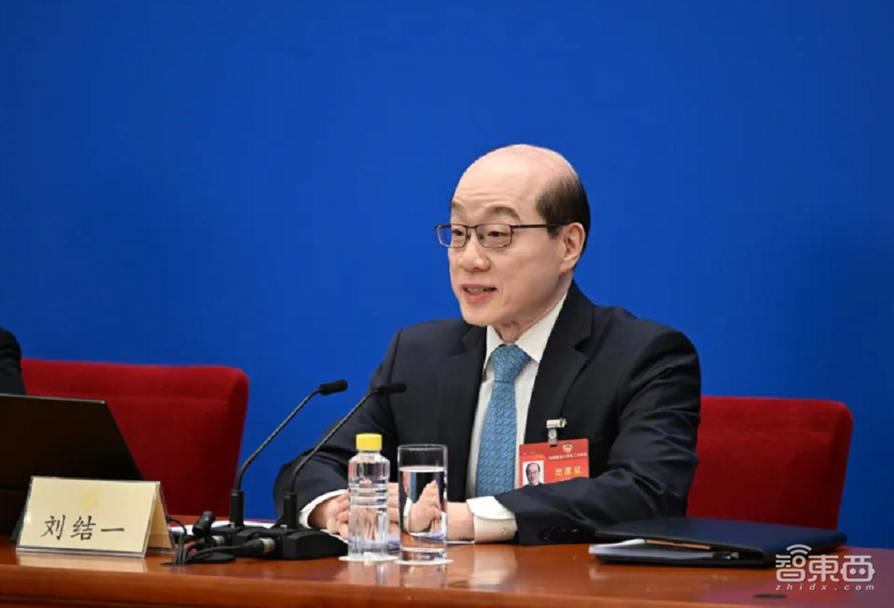 DeepSeek被点名表扬!17位两会代表热议AI,电车牌换配色赢网友狂赞