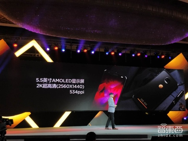 整套售价9999! 这是联想最贵最硬的MOTO手机