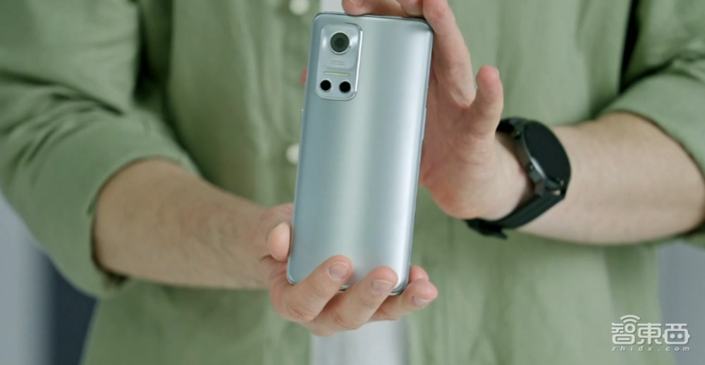 realme干翻苹果?发布50W磁吸无线充技术,效率8倍于MagSafe