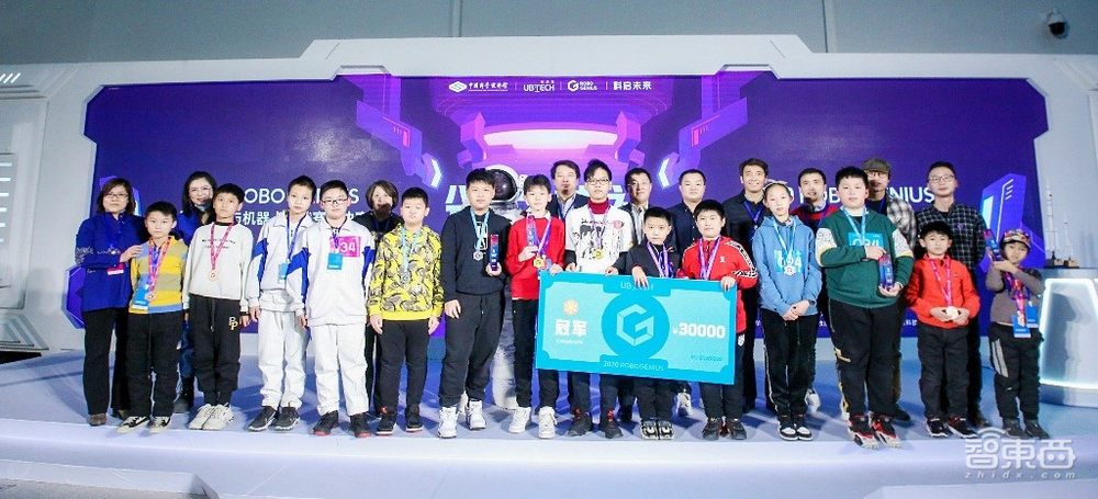 中小學(xué)生的機(jī)器人“大戰(zhàn)”！新科技讓AI教育“玩”起來(lái)