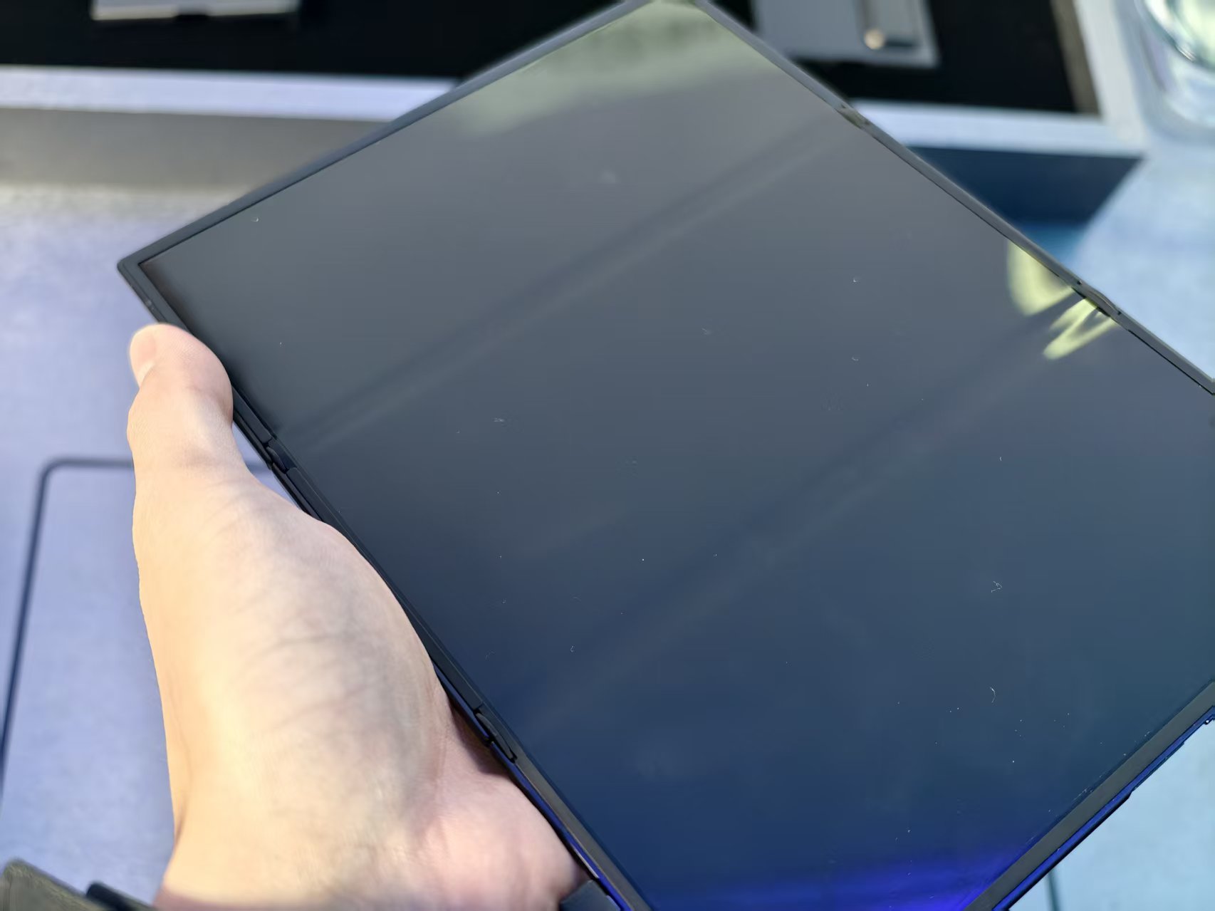 中国首秀！19999元的三星三折叠来了，真机上手体验，屏幕交互有点惊艳