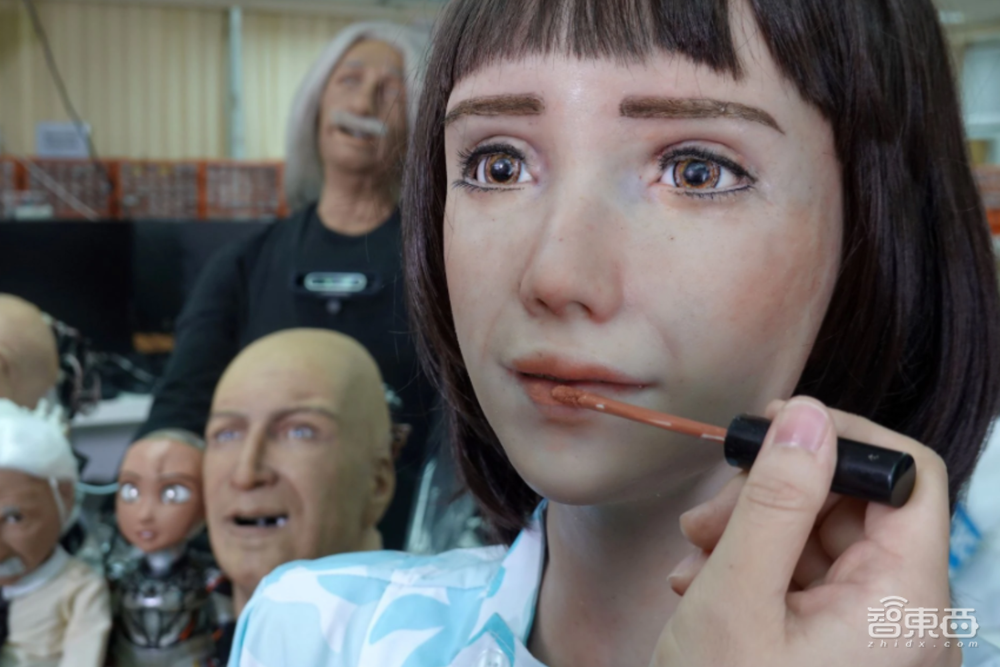 能做表情能“话疗”,会说粤语的医护机器人“格蕾丝”助阵医疗前线