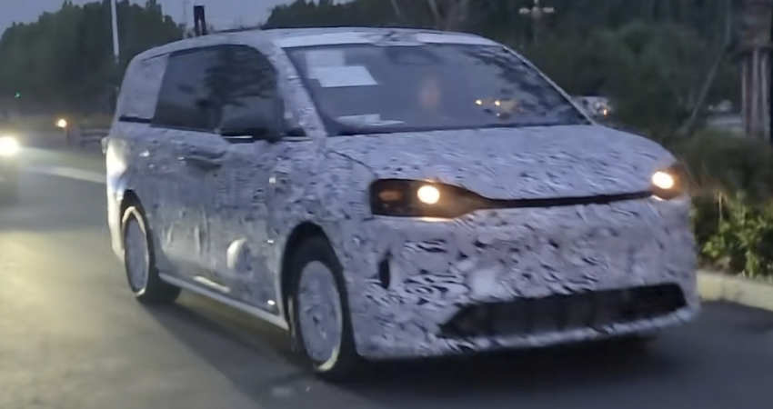 疑似鸿蒙智行首款MPV谍照曝光，华为五菱或采用HI模式合作