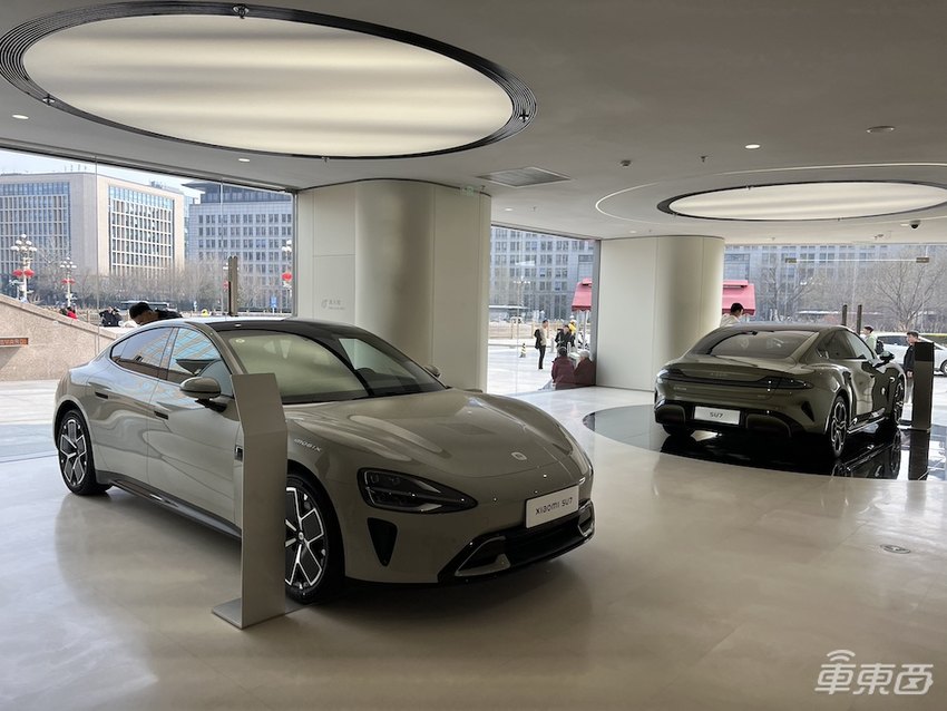 小米汽车门店火爆到限流!看车队伍排到晚上10点,消费者:加完班也要来看看