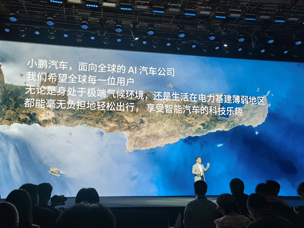 小鹏X9增程版预售35万起!何小鹏感慨不再是纯电车企,现场拆机器人