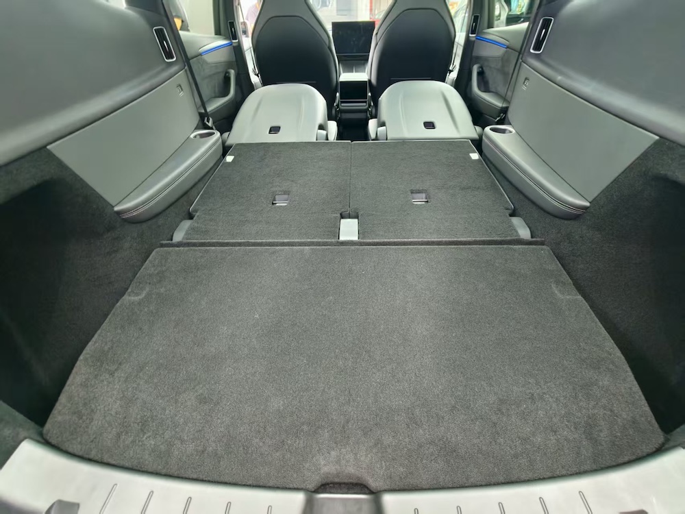 特斯拉Model Y L卖爆了！6天卖空一个月产能，工作日顾客挤爆门店，暴雨还来看车